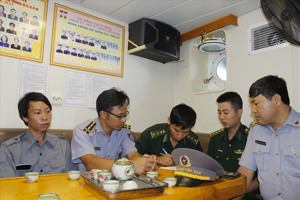Lực lượng kiểm ngư bàn giao ngư dân Nguyễn Văn Dũng cho các cơ quan chức năng