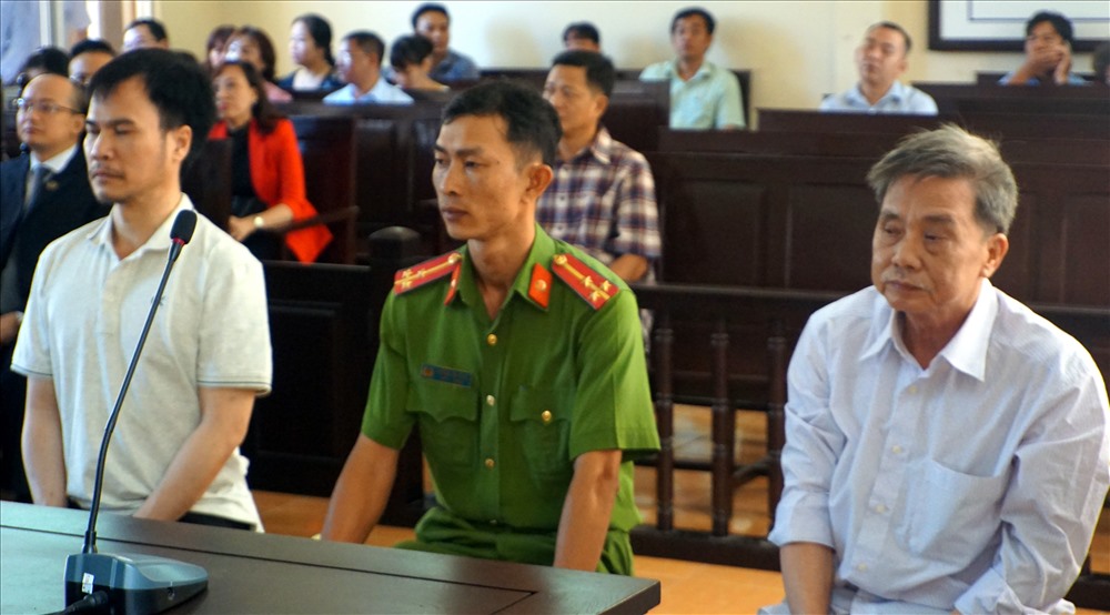 Quách Lạc (người ngồi thấp) cùng Trần Thanh Hậu tại tòa (ảnh Nhật Hồ)