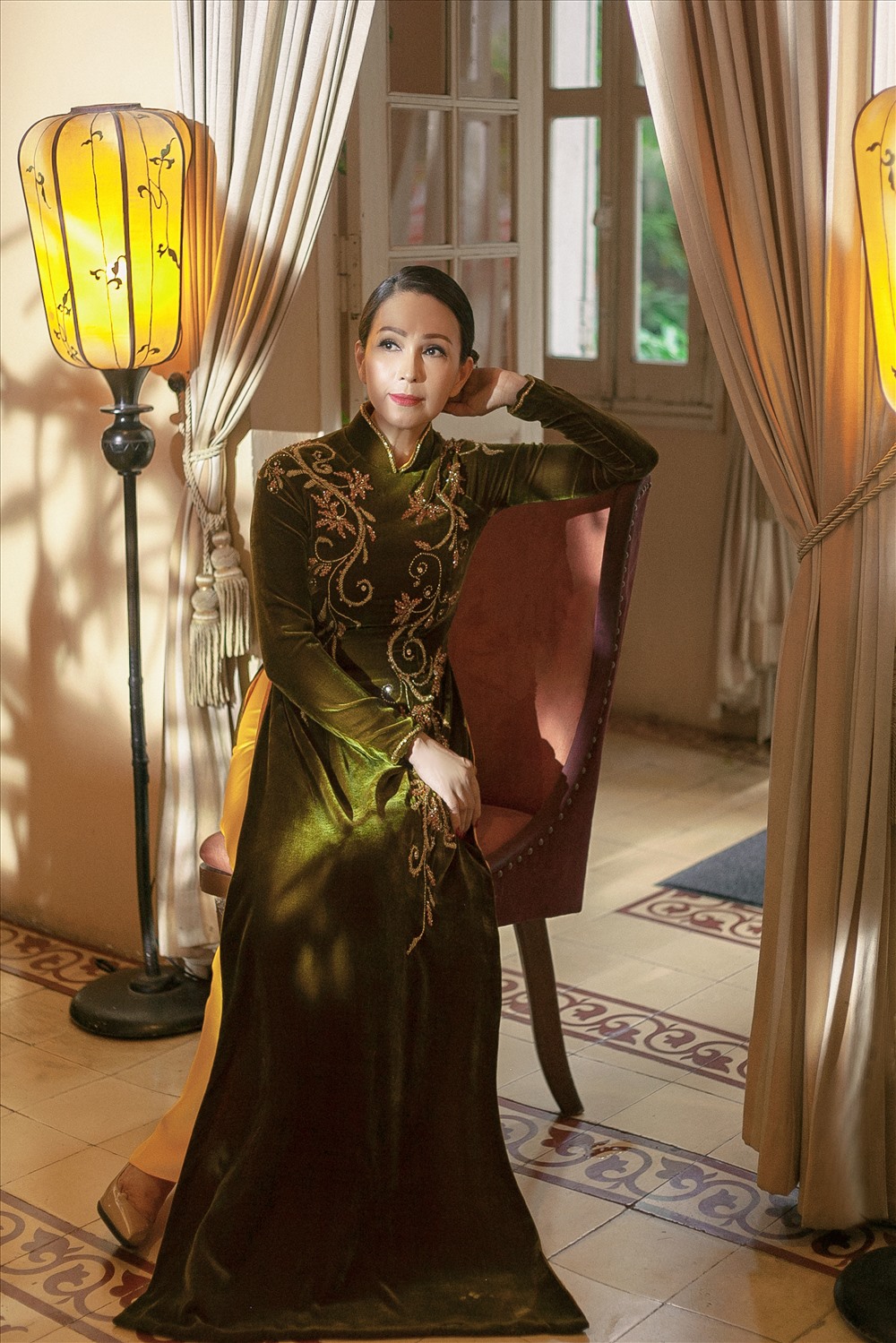 “Nữ hoàng ảnh lịch” khoe vẻ đẹp bất chấp thời gian trong mẫu áo dài của nhà thiết kế Kenny Thái. Ảnh: Trupi. 