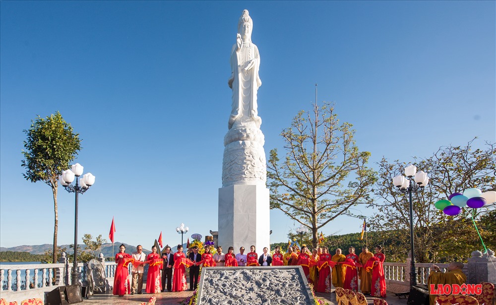 Ông Dương văn Trang - Uỷ viên Trung Ương Đảng - Bí thư tỉnh uỷ tỉnh Gia Lai, Ông Võ Ngọc Thành- Chủ tịch UBND tỉnh Gia Lai, Ông Hồ Văn Điềm - Chủ tịch Uỷ ban mặt trận tổ quốc Việt Nam tỉnh Gia Lai và Hoà Thượng Thích Giác Toàn - Phó chủ tịch HĐTS GHPGVN, Viện trưởng Viện nghiên cứu Phật học Việt Nam, HT Thích Từ Hương - thành viên HĐCM GHPGVN CM BTSPG Gia Lai, HT Thích Trí Thạnh - thành viên HĐCM GHPGVN CM BTSPG Gia Lai... và các đại biểu đã cắt băng khánh thành.