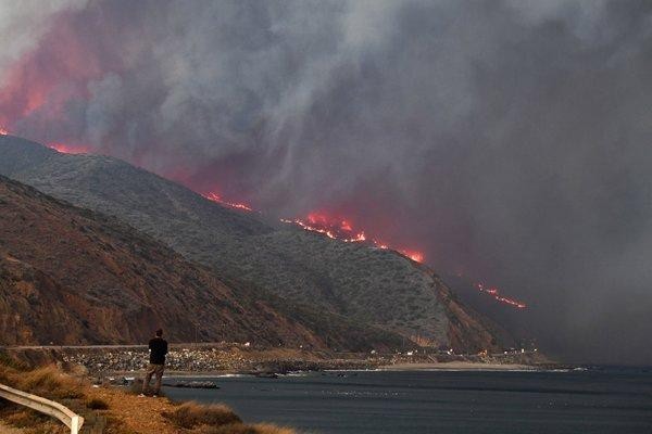 Ngọn lửa vụ cháy rừng tại vùng phía Bắc California (Mỹ) đã gây thiệt hại lớn về tài sản, môi trường. Phóng viên ảnh chụp lại khoảnh khắc một người đàn ông bất lực trước đám cháy.