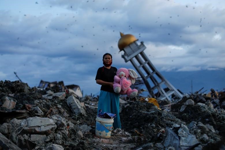 Con thú nhồi bông được một người phụ nữ tìm thấy trong đống đổ nát của ngôi nhà cô từng ở. Cô đã mất ba đứa con, sau trận động đất và sóng thần ở Palu, Trung Sulawesi, Indonesia.