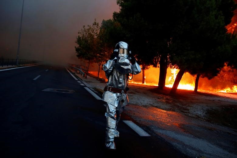  lính cứu hỏa mặc đồng phục chịu lửa khi cháy rừng ở thị trấn Rafina, gần Athens, Hy Lạp, ngày 23 tháng 7