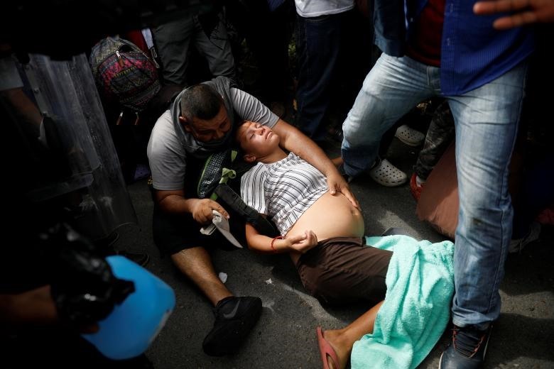 Một người phụ nữ mang thai nằm trong đoàn người di cư từ El Salvador đến Mỹ đã ngất xỉu sau khi bị cảnh sát Mexico bắt giữ.