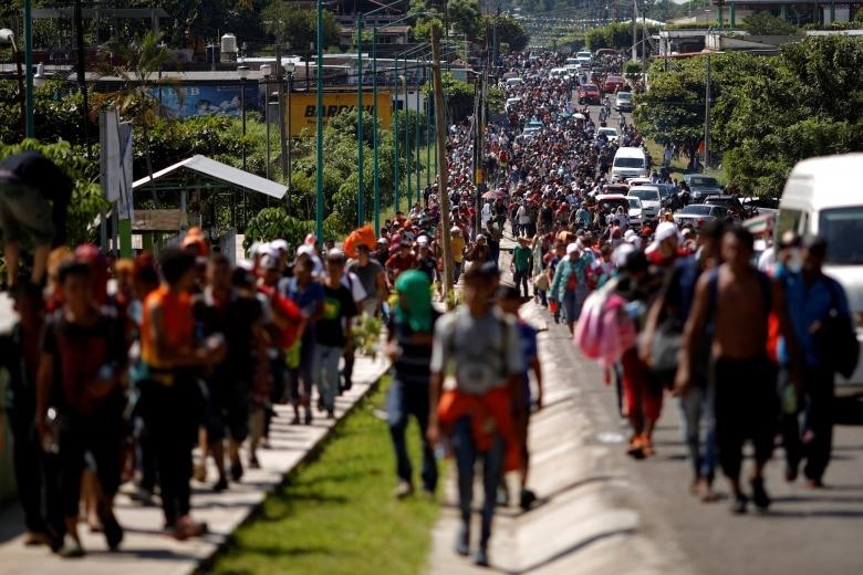  Đoàn người di cư Trung Mỹ đi dọc theo đường cao tốc gần biên giới với Guatemala để đến Mỹ. 
