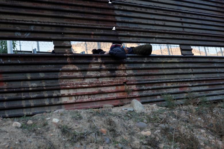 Đoàn người di cư liên tục đổ về biên giới Mỹ với mong muốn thoát khỏi cuộc sống địa ngục tại quê nhà, nơi bạo lực băng đảng hoành hành và đói nghèo triền miên. Ảnh: Reuters.
