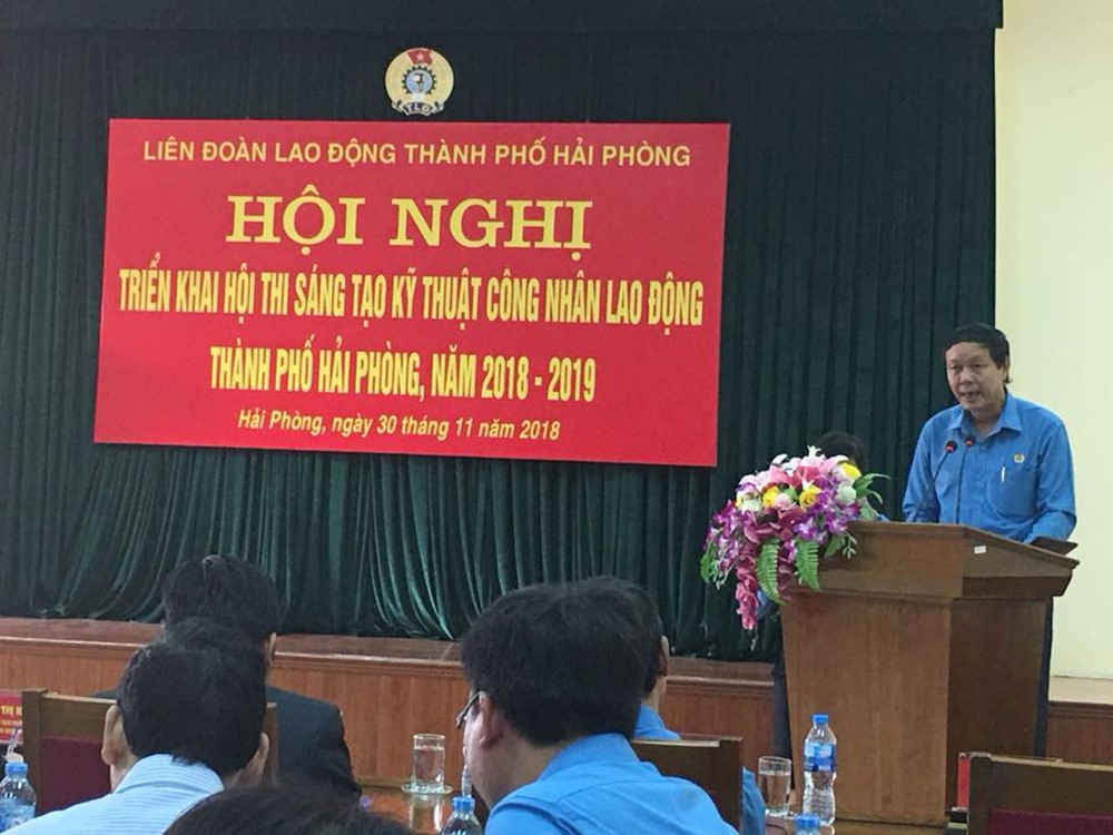 Ông Hoàng Đình Long - Phó Chủ tịch LĐLĐ thành phố phát biểu tại buổi lễ.