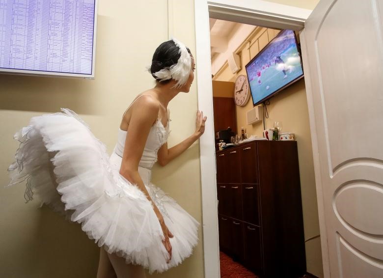 Nữ diễn viên ballet xem buổi phát sóng trận tứ kết World Cup giữa Nga và Croatia tại Nhà hát Mikhailovsky ở St. Petersburg, ngày 7 tháng 7. 
