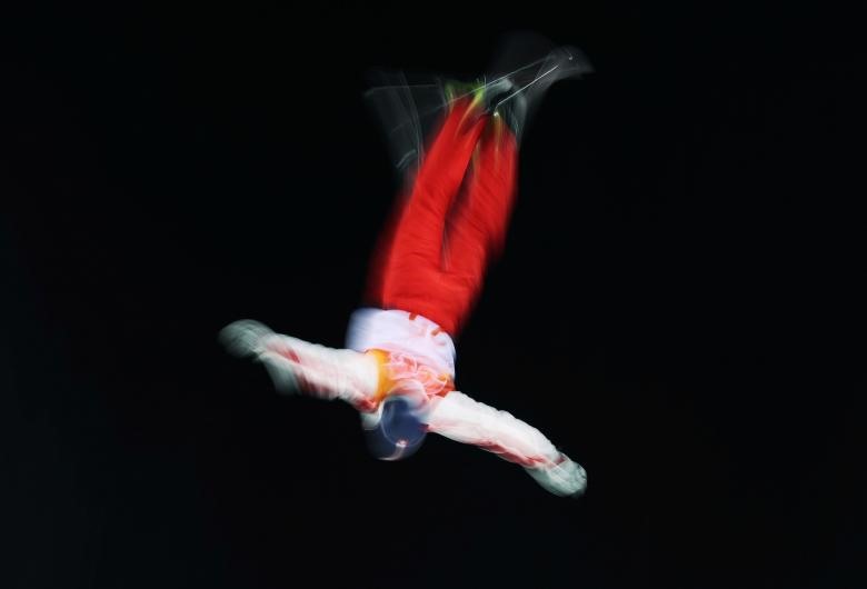 Vận động viên Dimitri Isler của Thụy Sĩ đang nhào lộn trên không tại Thế vận hội mùa đông 2018. Ảnh: REUTERS.