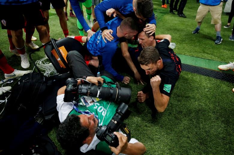 Các cầu thủ Croatia ăn mừng trước ống kính sau khi Mario Mandzukic ghi bàn thắng thứ hai vào lưới đội tuyển Anh ở bán kết World Cup 2018. Ảnh: REUTERS.