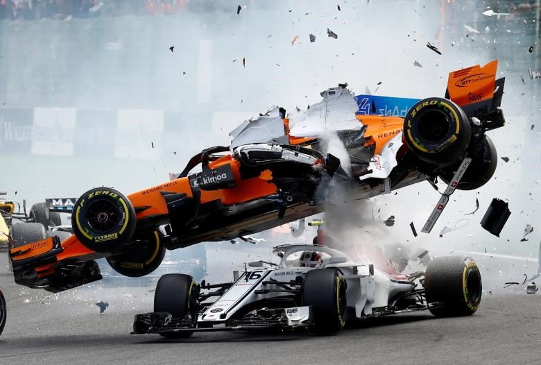 Fernando Alonso của McLaren và Charles Leclerc của Sauber bị rơi ở góc đầu tiên trong giải F1 Grand Prix F1, ngày 26 tháng 8. Ảnh: REUTERS.