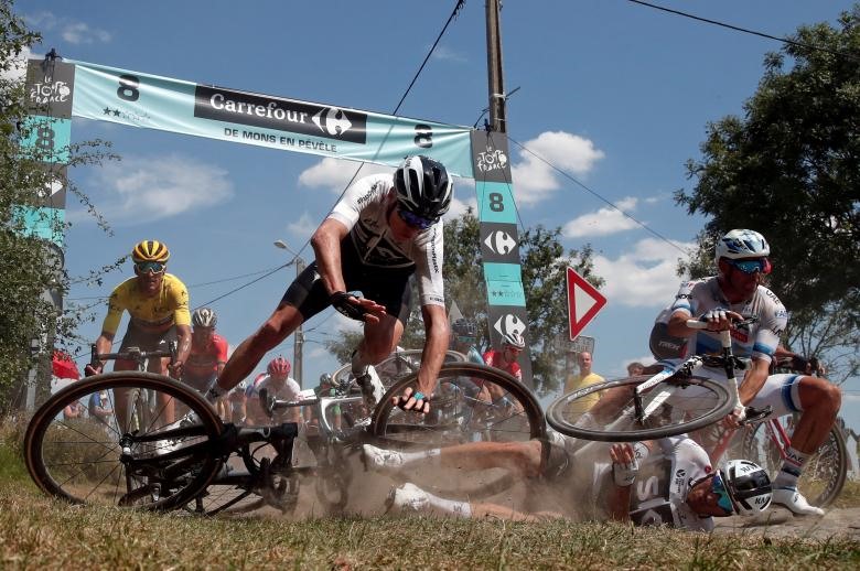 Các thành viên của đội Sky rider Chris Froome của Anh gặp tai nạn trong một chặng đua ở Tour De France. Ảnh: REUTERS.