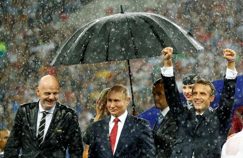  Chủ tịch FIFA Gianni Infantino, Tổng thống Nga Vladimir Putin và Tổng thống Pháp Emmanuel Macron tại buổi lễ đăng quang vô địch World Cup tới  2018 của đội tuyển Pháp.