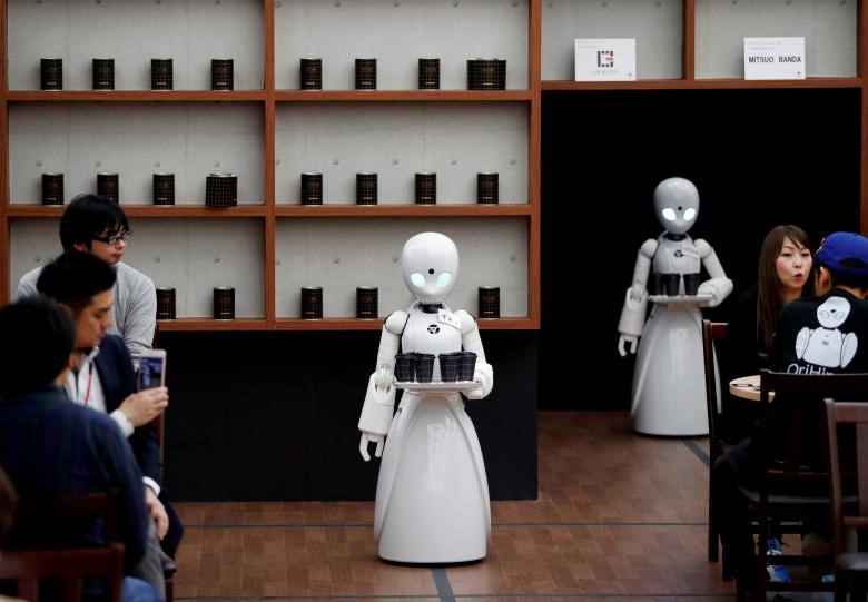 Robot điều khiển từ xa đang phục vụ khách hàng tại một quán cà phê ở Tokyo. Ảnh: REUTERS.