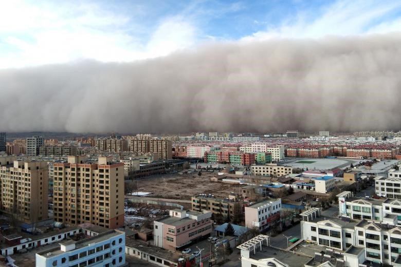  Ngày 25.11, một cơn bão cát khổng lồ với bức tường cát cao 100m đã tấn công vào thành phố Zhangye thuộc tỉnh Cam Túc, Trung Quốc. Cơn bão cát di chuyển trên khắp khu vực với tốc độ “chóng mặt” 17m/giây, tầm nhìn xa tại một số khu vực trong thành phố giảm xuống chỉ còn 10 mét. Ảnh:  REUTERS.