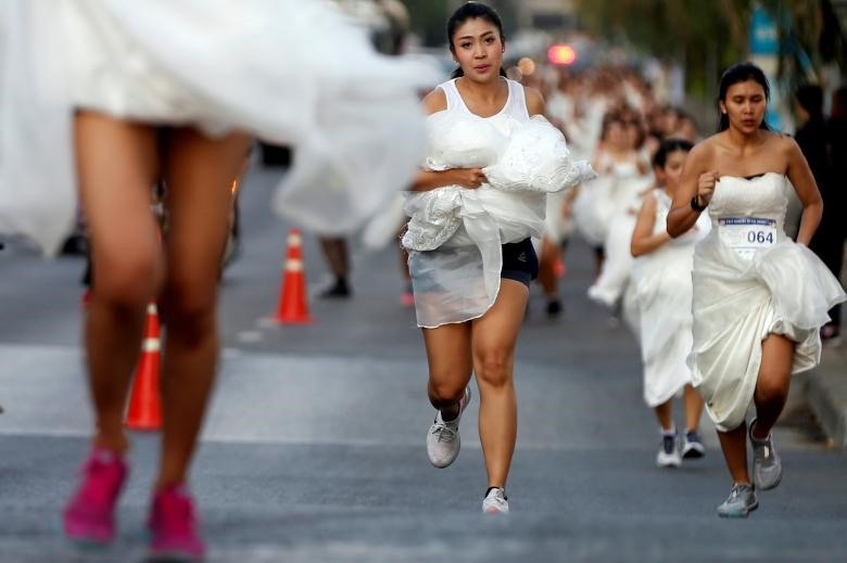 Cô dâu chạy đua trong sự kiện “Running of the Brides” ở Bangkok, Thái Lan, ngày 24 tháng 11. Người chiến thắng nhận được tổ chức một đám cưới hoành tráng. Ảnh: REUTERS.
