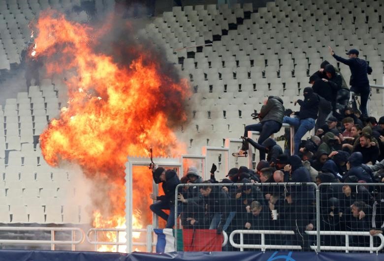 Đám cháy trên khán đài khiến cổ động viên hoảng loạn trên sân vận động trước trận đấu giữa AEK Athens và Ajax Amsterdam ở Athens. Ảnh: REUTERS.