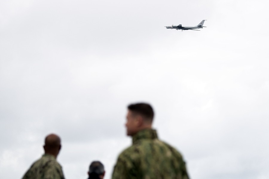 Lần đầu tiên một số quân nhân Mỹ nhìn thấy trực tiếp Tu-142. Ảnh: AFP