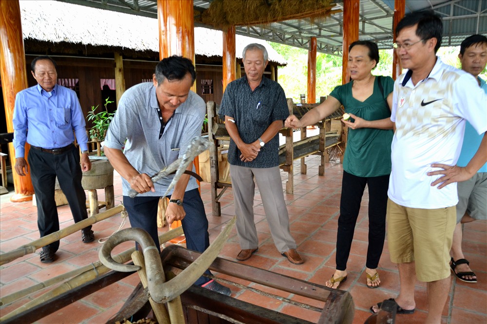 Không chỉ sưu tầm, bảo tồn, kỹ sư Việt còn rất thạo cách sử dụng từng loại nông cụ và thường thực hiện cho khách có nhu cầu. Ảnh: Lục Tùng