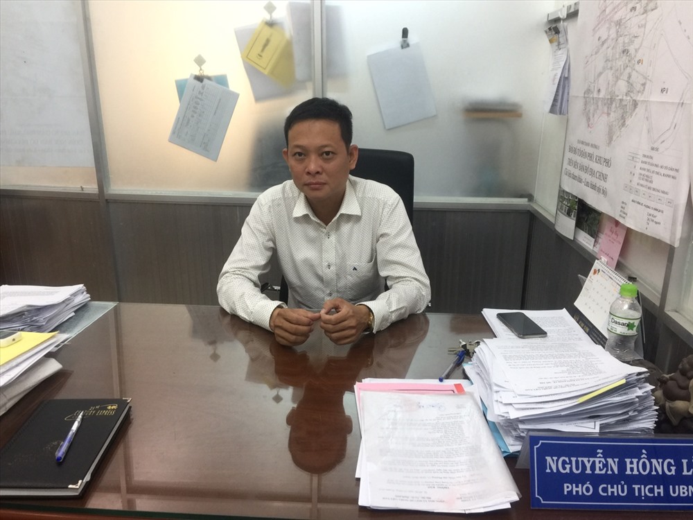 Ông Nguyễn Hồng Lĩnh, PCT UBND phường 13 trao đổi với PV Báo Lao Động.