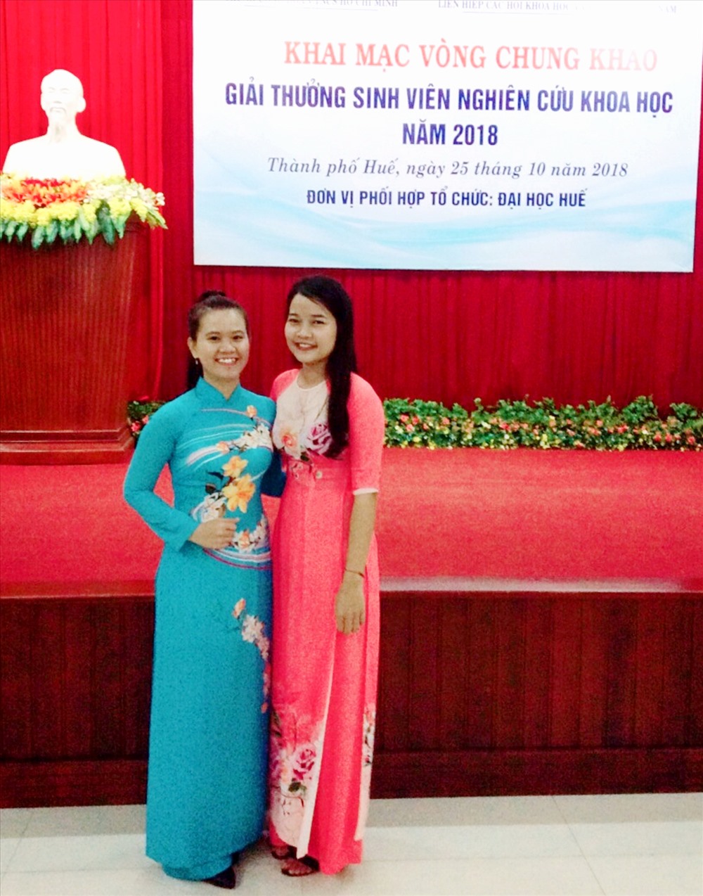 Sinh viên Thị Diễm Xuân và Phạm Thị Ngọc Huyền tại Kỳ thi vòng chung kết Giải thưởng sinh viên nghiên cứu khoa học năm 2018 tổ chức tại Huế. Ảnh: LT
