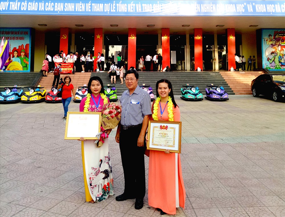 Tiến sĩ Nguyễn Văn Bản cùng 2 sinh viên có đề tài đạt giải Nhì. Ảnh: LT