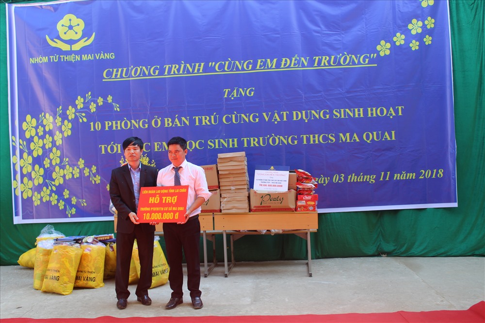 Đồng chí Hoàng Văn Trinh – Phó Chủ tịch LĐLĐ tỉnh Lai Châu trao ủng hộ trường THCS Ma Quai