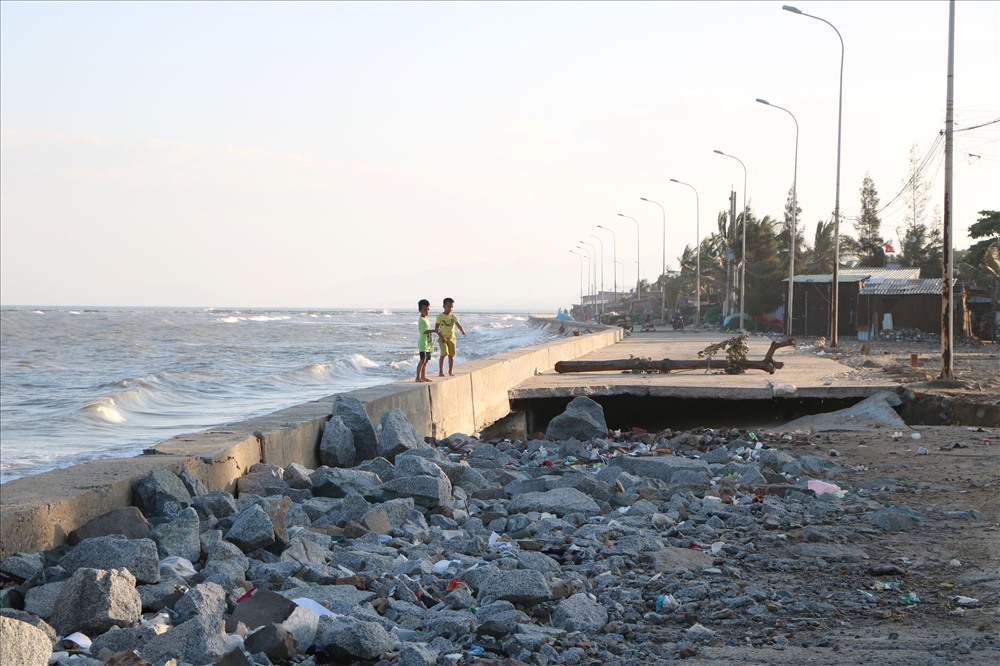 Tuyến đê biển tại khu phố 9-Tân Thành cũng cùng chung một “số phận”, bị sập tạo thành một hàm ếch.