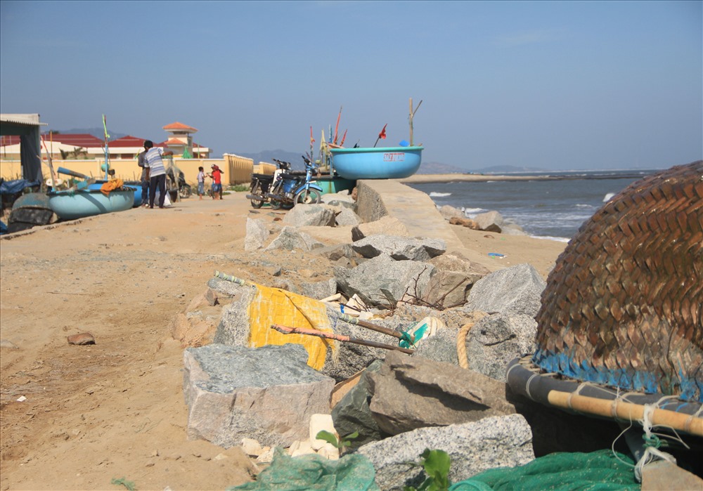 Tuyến đê kè biển ở thôn Phú Thọ bị sạt lở, đe doạ tính mạng và tài sản của hàng trăm người dân.