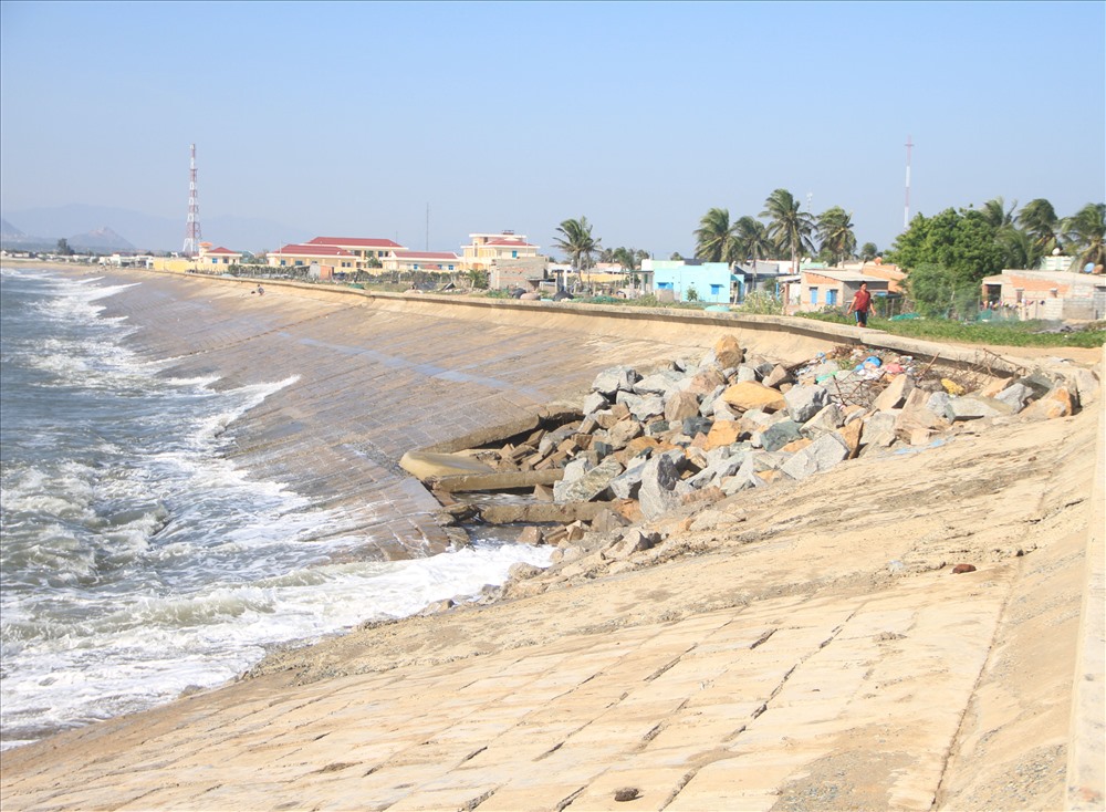 Nhiều đoạn kè biển tại thôn Phú Thọ bị sạt lở nghiêm trọng.