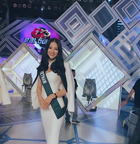 Hoa hậu Phương Khánh diện váy cúp ngực phối với áo khoác sang chảnh.
