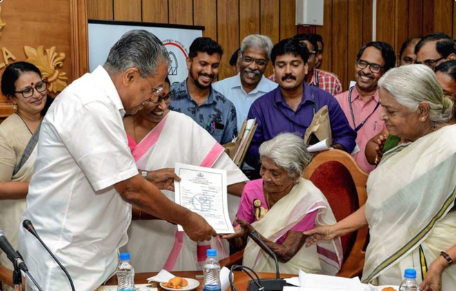 Đạt 98 trên tổng số 100 điểm cho ba môn thi, bà Karthyayani Amma, 96 tuổi, đã chứng minh rằng học tập chưa bao giờ muộn.