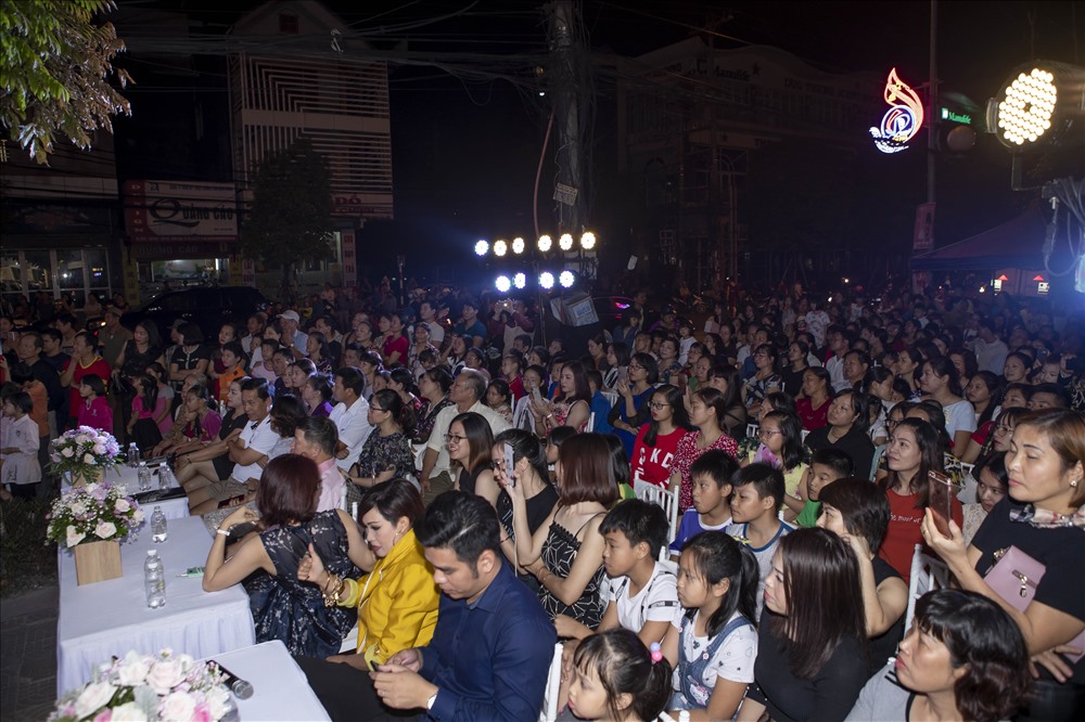 Nhiều khán giả ngồi nghe và cùng hát theo Phương Thanh say sưa. 