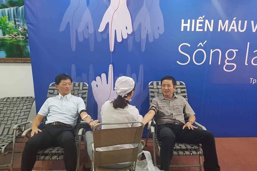Ban lãnh đạo Eximbank tham gia hiến máu cùng CBNV Eximbank (Từ trái qua phải: Ông Yutaka Moriwaki – TV HĐQT Eximbank và ông Nguyễn Cảnh Vinh – Phó Tổng Giám đốc Thường trực Eximbank)