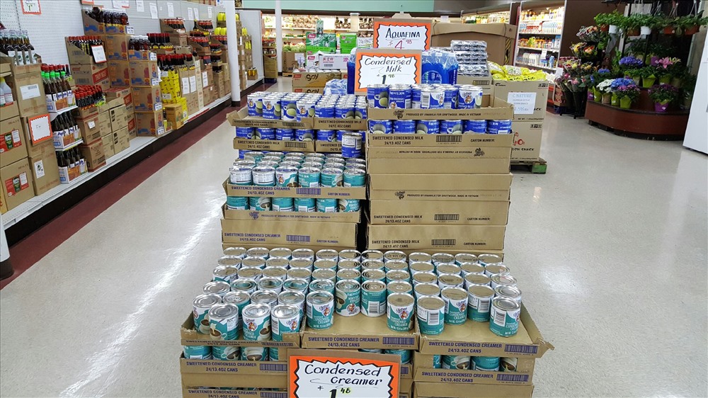Sản phẩm sữa đặc có đường nhãn hiệu Driftwood của Vinamilk được bày bán tại các siêu thị ở Mỹ