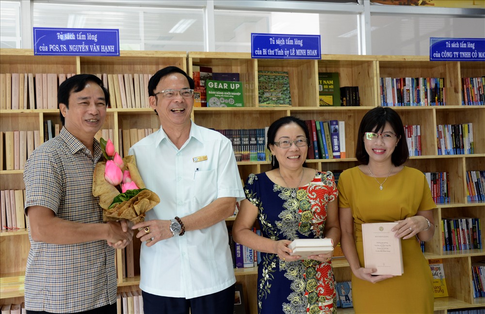Gia đình PGS.TS Nguyễn Văn Hạnh tặng tủ sách cho CLB ĐSĐHĐT. Ảnh: LT
