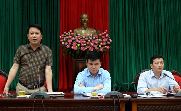 Phó Chủ tịch UBND huyện Thanh Oai Nguyễn Trọng Khiển phát biểu tại giao ban báo chí. Ảnh PV