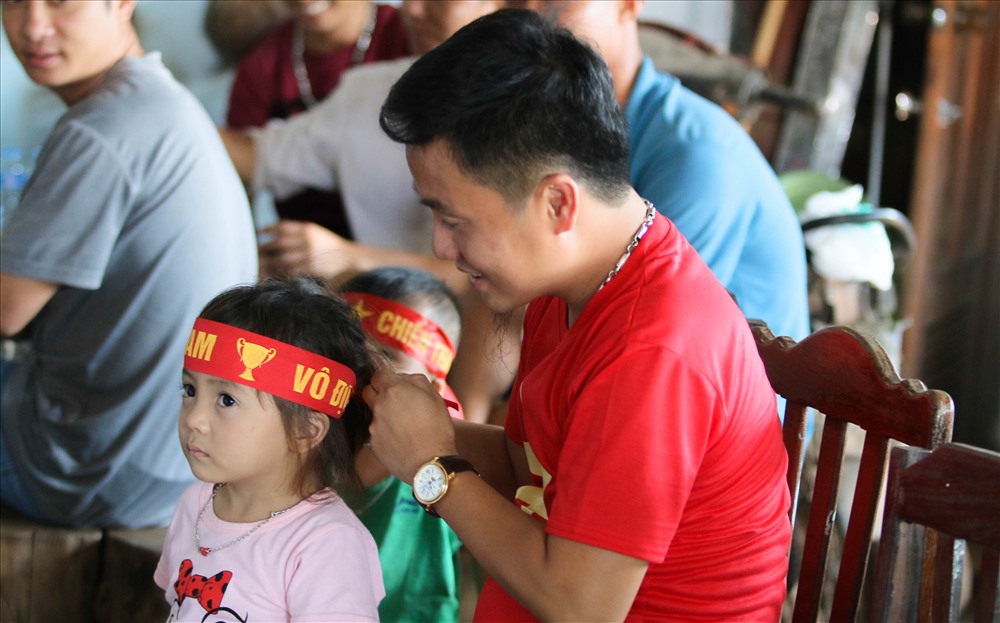 Các cô bé, cậu bé được bố mẹ chuẩn bị để cổ vũ ĐT Việt Nam