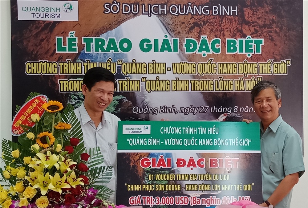 Ông Hồ An Phong (bên trái) trao giải đặc biệt cuộc thi “Chinh phục Sơn Đoòng - hang động lớn nhất thế giới“. Ảnh: Lê Phi Long