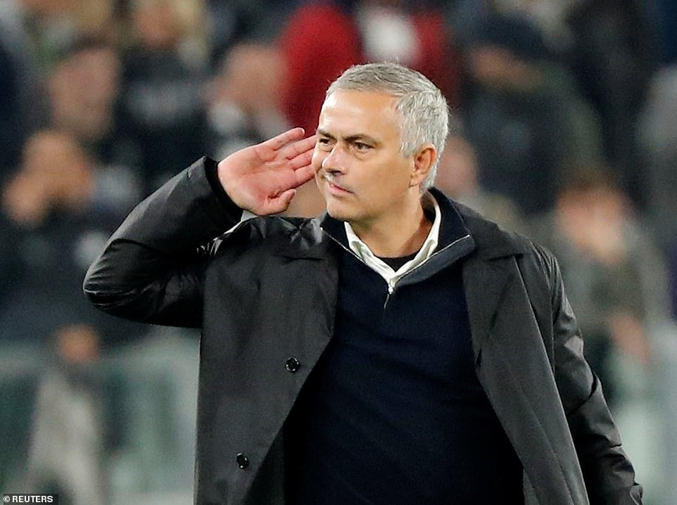 Màn ăn mừng đầy tính khiêu khích của Mourinho. Ảnh: Getty.