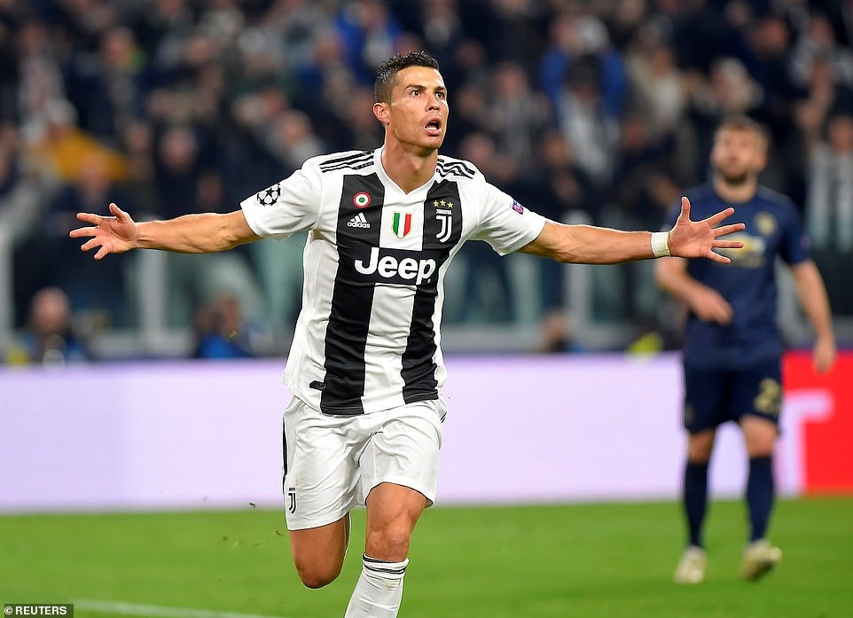 Ronaldo ăn mừng ở mức vừa phải, làm vừa lòng đôi bên. Ảnh: Getty.