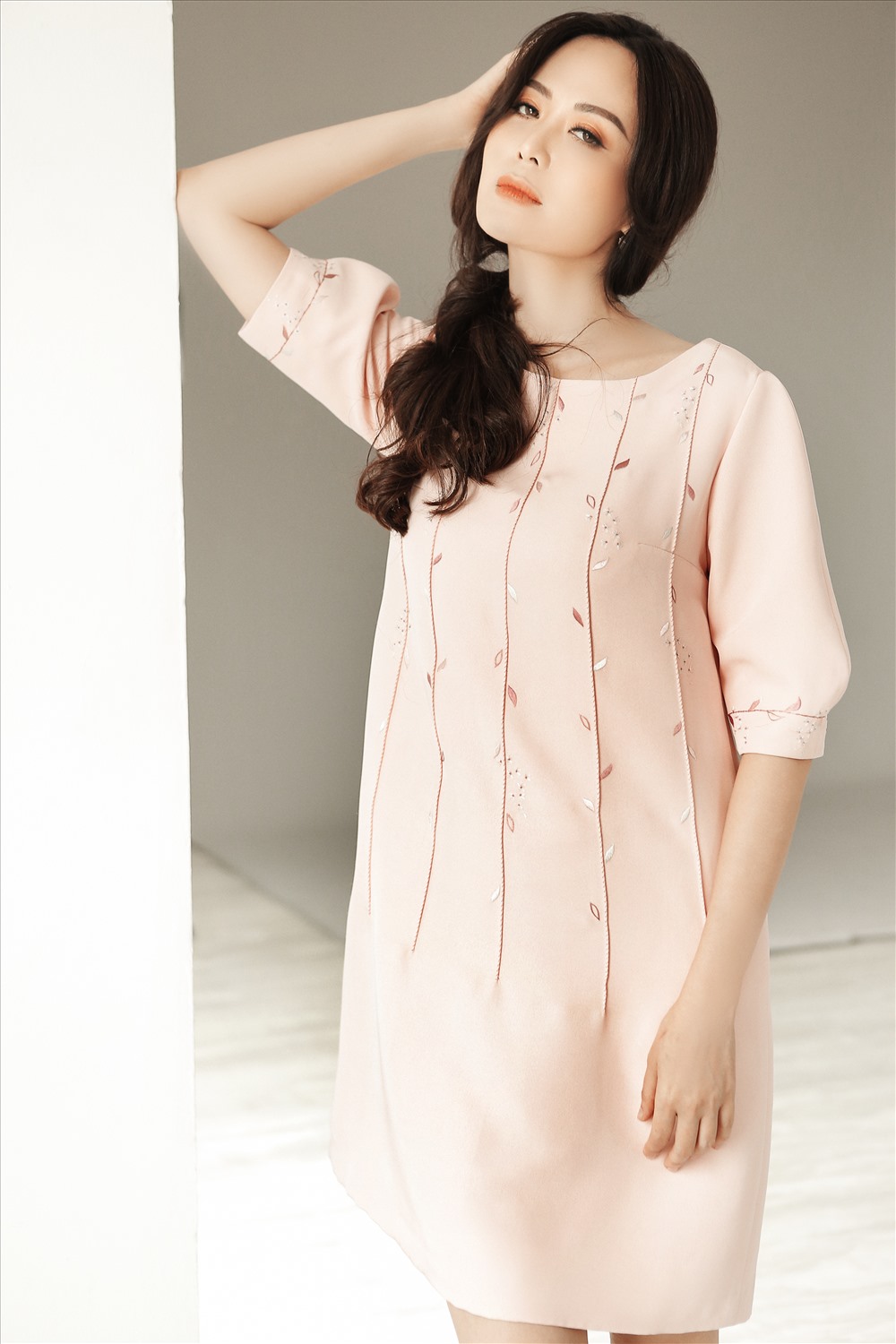 Hoa hậu Thu Thủy khoe vẻ trẻ trung trong mẫu váy của nhà thiết kế Xuân Lê. Ảnh: Kim Bánh Trôi Nước. 