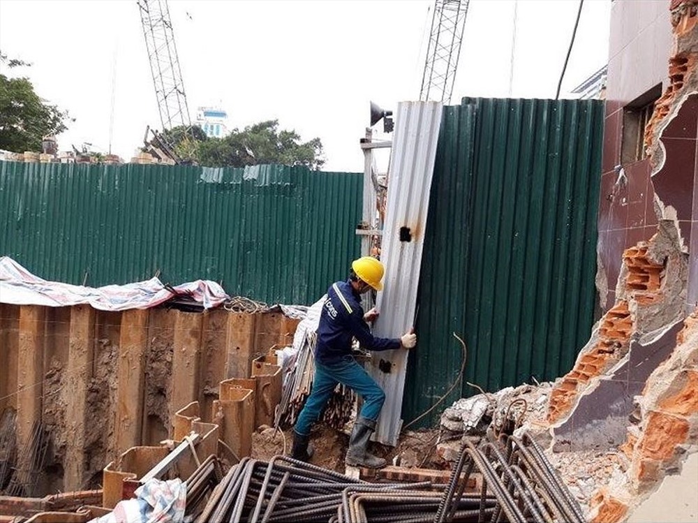 Văn Phú - Giảng Võ đang cho người phá dỡ hàng rào và rút cừ công trình xây dựng trụ sở của Công đoàn Y tế Việt Nam vào sáng 8.11.