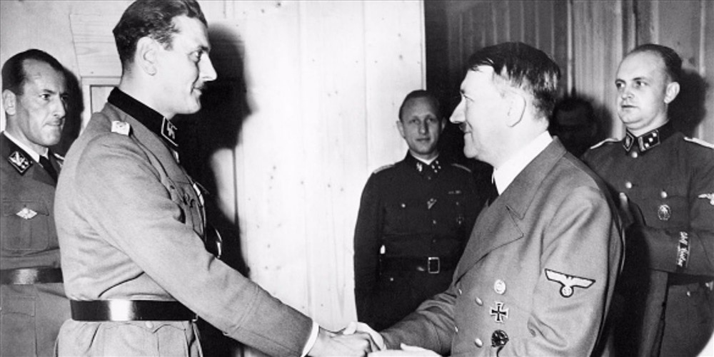 Otto Skorzeny và Hitler.