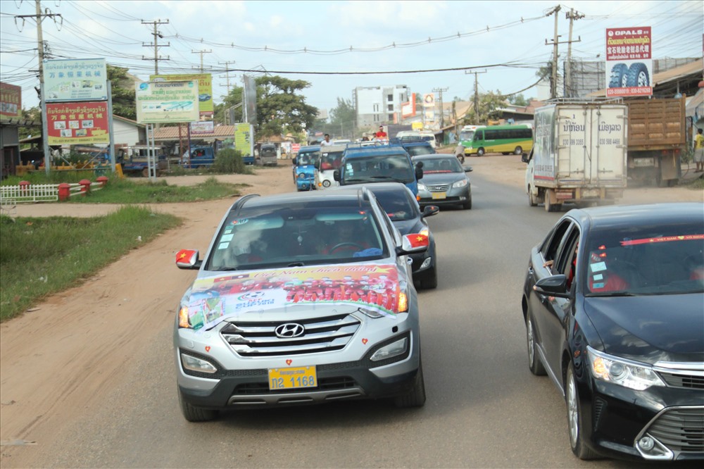 Gần như tất cả các xe đến SVĐQG Lào đều có cờ đỏ sao vàng