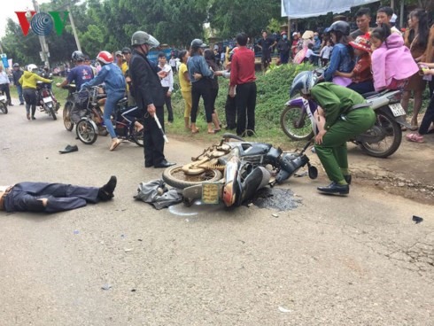Khi ông Thái chạy xe tới địa phận thôn 4, xã Gia Lâm, huyện Lâm Hà (Lâm Đồng) thì xảy ra va chạm với 2 người đang đi xe máy khiến ông Thái và xe ngã xuống mặt đường. Ảnh: VOV
