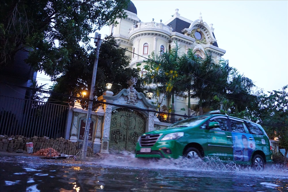 Khu phố nhà giàu Thảo Điền bị ngập nước chiều nay.