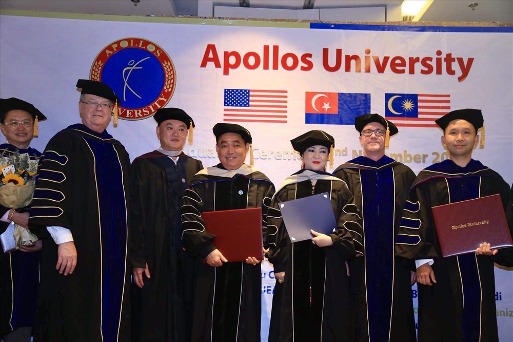 Ngày 3.1, Trường ĐH Apollos (Mỹ) đã trao tặng và vinh danh vợ chồng ông bà Huỳnh Uy Dũng - Nguyễn Phương Hằng (đứng giữa), bằng Tiến sĩ và Giáo sư danh dự. Ảnh: N.X.T