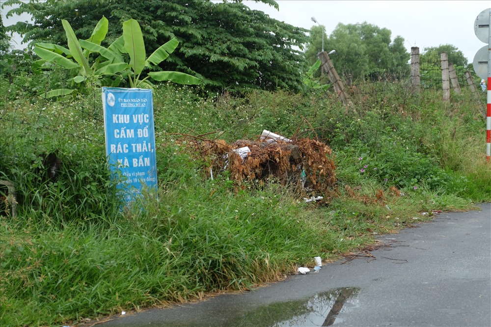 Chính quyền đã cắm bảng cấm đổ rác, xà bần tại những khu đất trống.