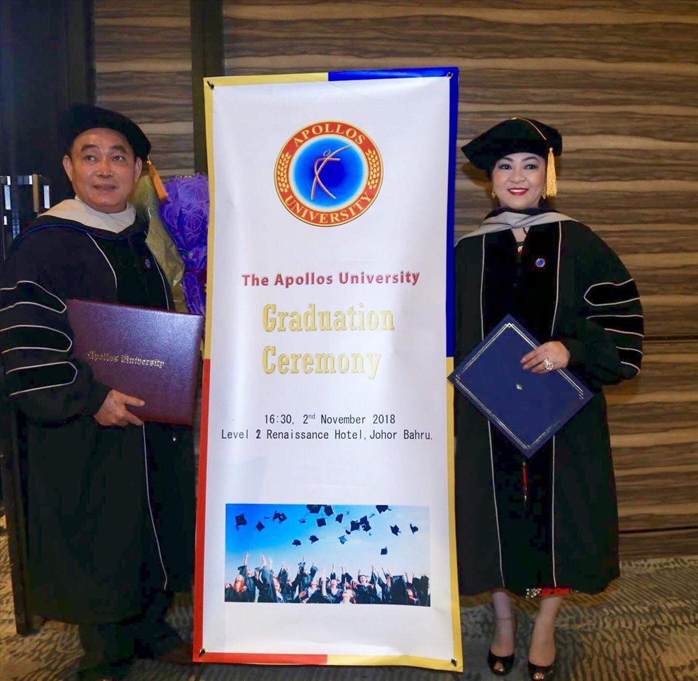 Vợ chồng ông bà Huỳnh Uy Dũng - Nguyễn Phương Hằng , trong dịp được Trường ĐH Apollos (Mỹ) trao tặng bằng Tiến sĩ danh dự và  vinh danh Giáo sư danh dự vào ngày 3.11 vừa qua. Ảnh: N.X.T